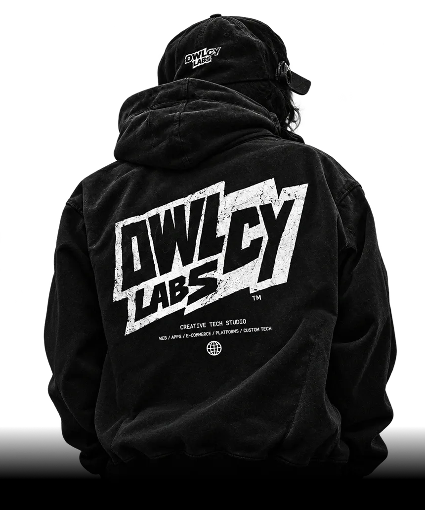 Persona de espaldas con hoodie y gorra negras de Owlcy Labs